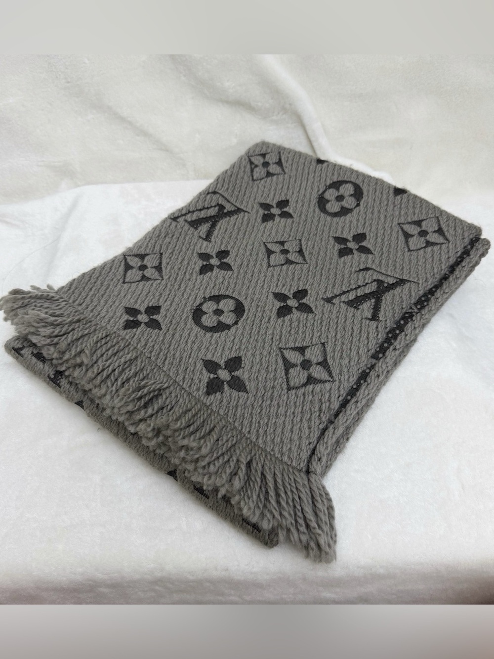 🚩steal Louis Vuitton Grey and Black Monogram Knit Scarf with Fringe
